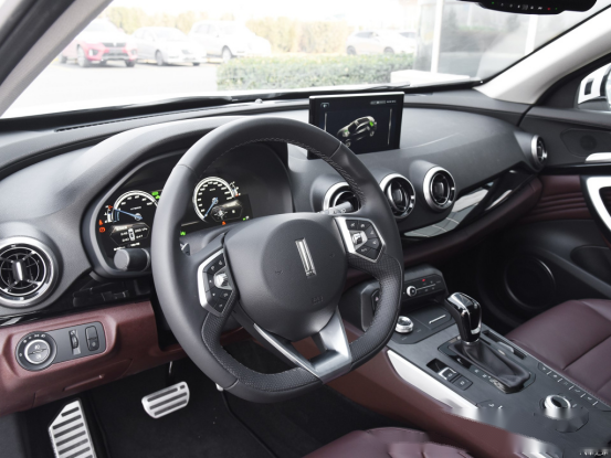 内饰设计采和外观一样,充满科技感,有点奔驰的感觉.