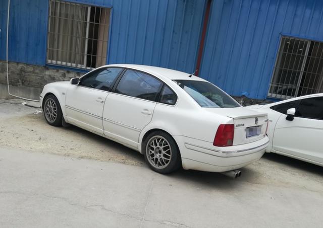 白色帕萨特老b5还是有点骚的