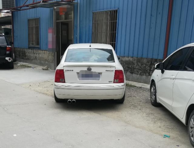 白色帕萨特老b5还是有点骚的