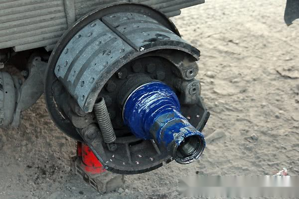 鼓刹便宜还耐造,为什么卡车还要推盘式制动器?