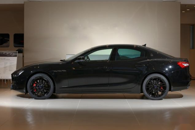 玛莎拉蒂ghibli黑武士非常有运动感的中大型豪华轿车