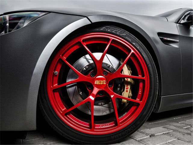 高速上遇到红色轮毂的车子为啥要躲远一点老司机保命要紧