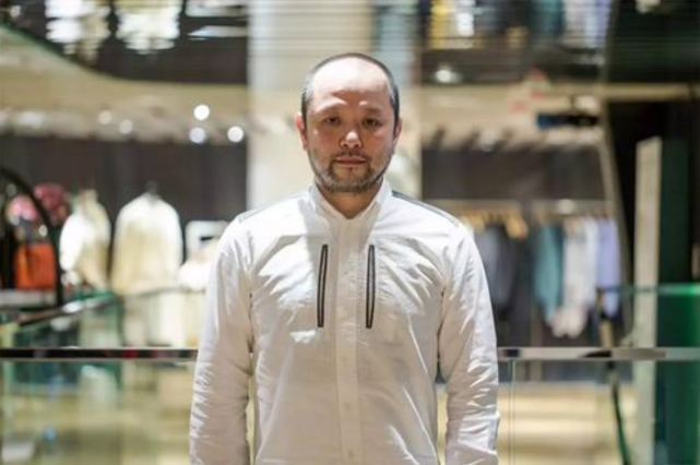 他白手起家赚36亿,豪车多到5个车库停不下,妻子曾是香港女神