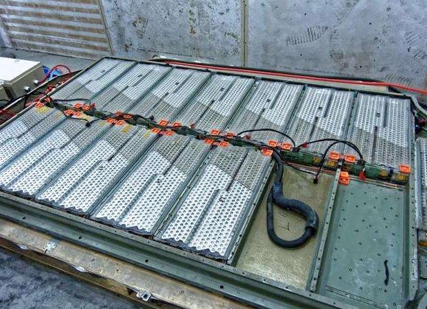 更为重要的是,圆柱电池相比方壳电池要更短,现在很多model3车主,开了2