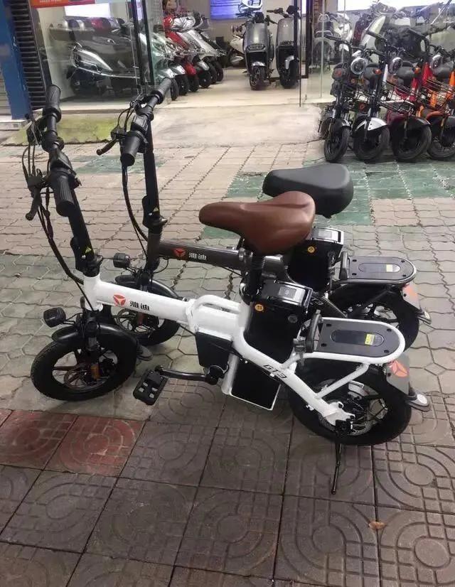 黑白车身配色对比实拍最后,对于这款雅迪gt3电动自行车卖3100元的售价