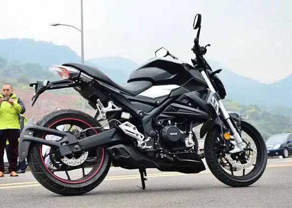 在外观上,rs25是新感觉在今年推出的一款时尚运动街车,全称为"都市