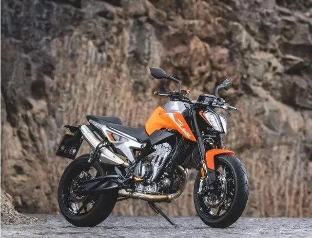 就外观方面而言,这款ktm790duke的车身外观也是采用了这几年的设计