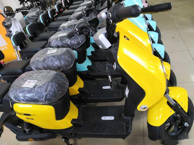 首先进入视线的是这款欧梦新国标电动自行车,这款车比较独特的就是