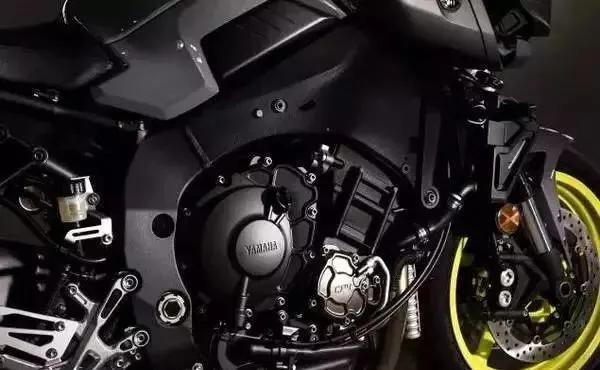 雅马哈mt-10采用与r1相同的十字曲轴发动机,排气量998cc,直列四缸.