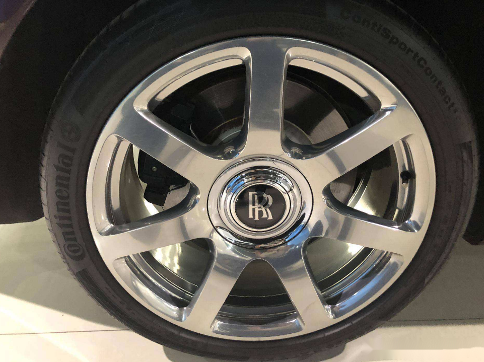 为啥不管车速多快,劳斯莱斯轮毂的双r永远不动?贵有贵的理由