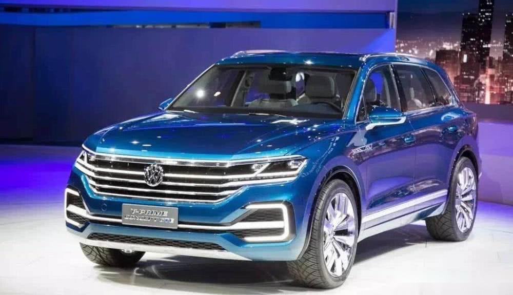 外观方面,大众t-primegte做得非常的前卫,采用了横幅式镀铬的进气格栅