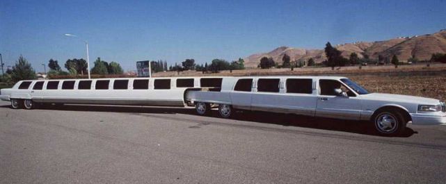 当年30米长的美国梦上路有警车开道如今成一堆废铁