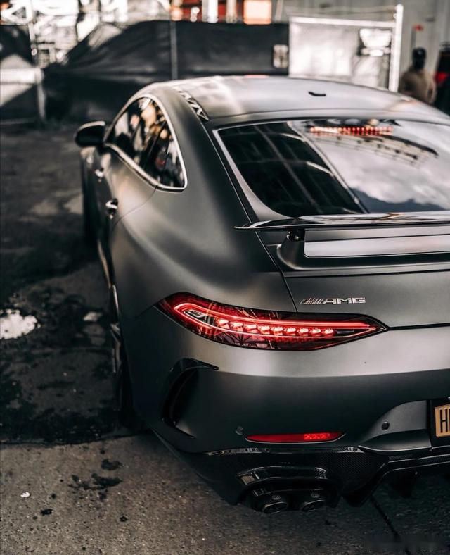 巴博斯奔驰amggt63s成功进入2秒俱乐部的四门轿跑