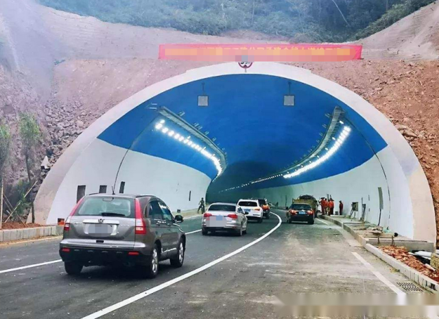 为啥私家车隧道都走左侧没出事算你走运听交警再说一遍