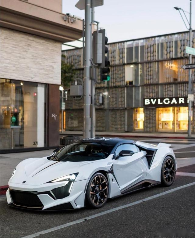 狼王芬尼尔的大哥莱肯在速度与激情7穿越三栋摩天大楼