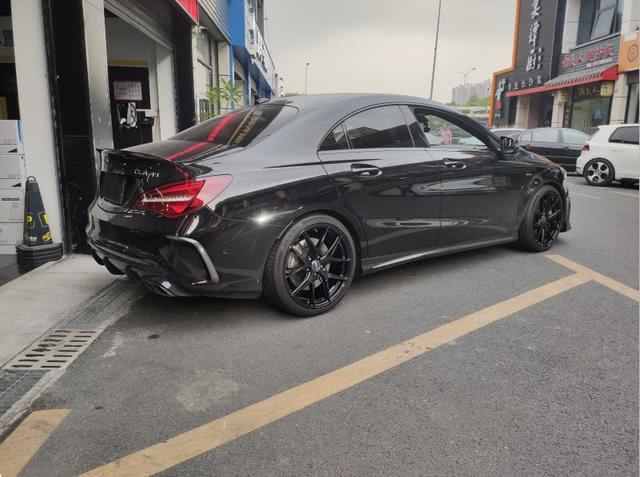 奔驰cla45改黑武士轮毂中网碳纤风刀