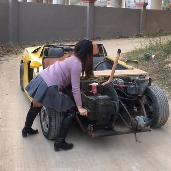 女子把拖拉机改成敞篷车黄色外壳加剪刀门车钥匙更是拉风