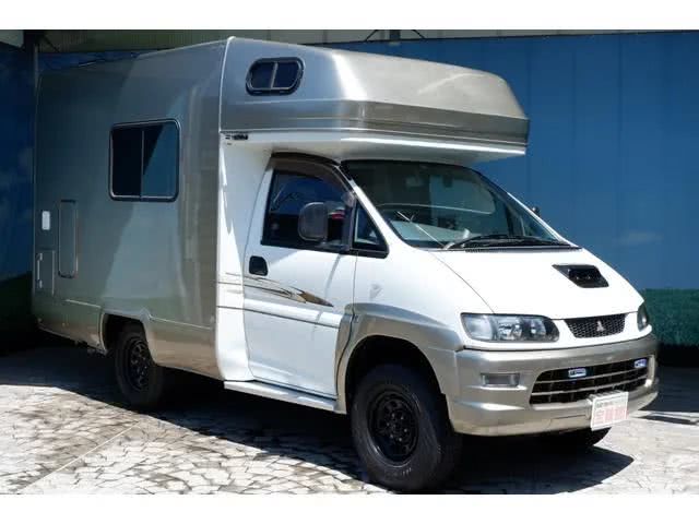 首先这款c型房车的底盘系统相当另类.