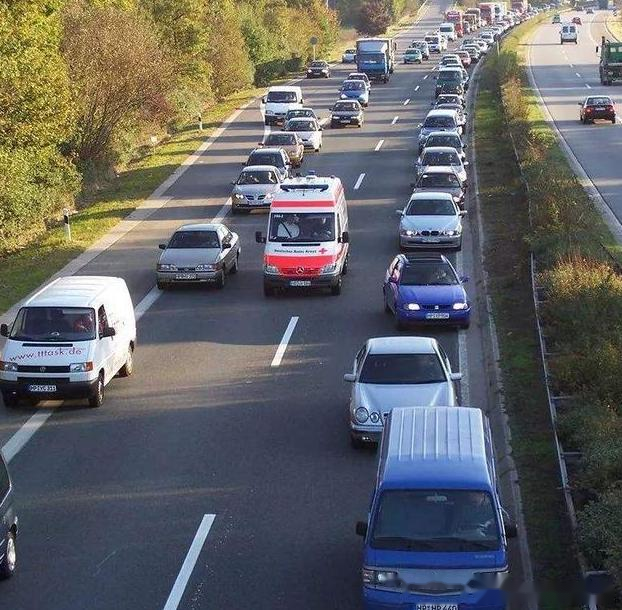 據悉,在救護車持續鳴笛七十秒後卻仍然沒有避讓的意思,就很淡定地擋在