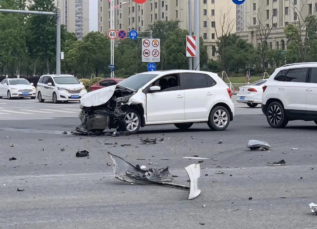 大众polo撞劳斯莱斯后续维修费预计百万