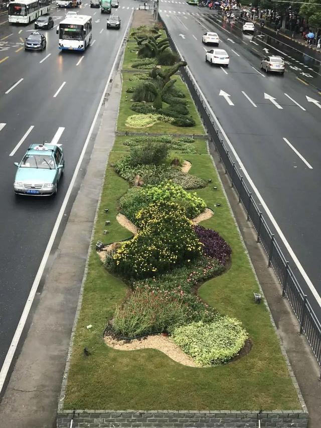 旧貌换新颜,这条路上的隔离带立体花坛为你呈上"视觉盛宴"