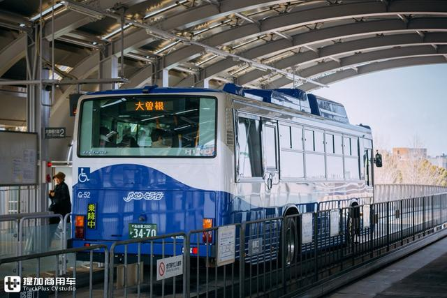 高架轨道上跑公交车司机像开火车带您见识名古屋的导轨巴士