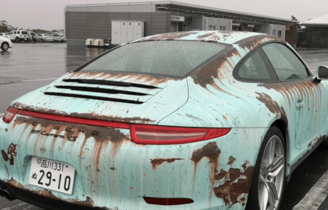 几百万买的保时捷,几十万将车做旧,网友:直接买破车不好吗?