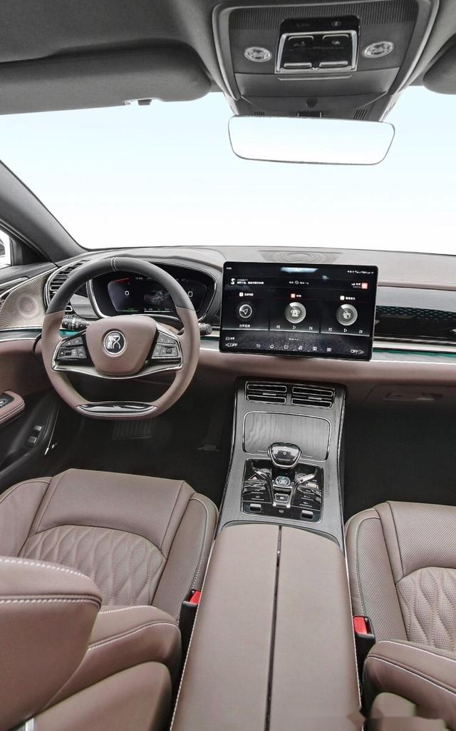 在内饰方面,比亚迪汉ev采用了很有科技感的内饰布局,它采用了两幅式的