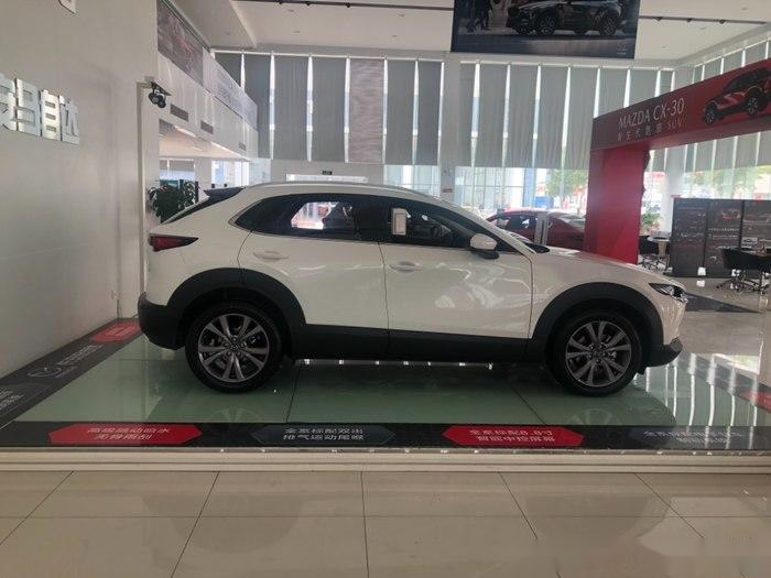 白色实车更具质感后排空间比想象的大马自达cx30实车进店
