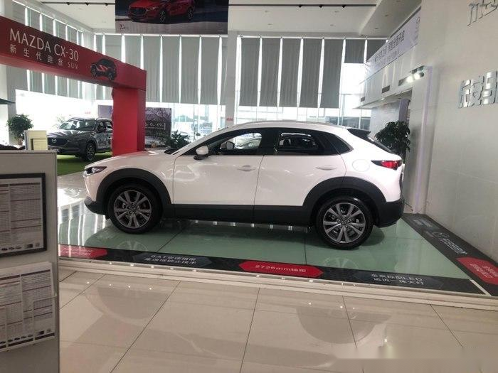 白色实车更具质感后排空间比想象的大马自达cx30实车进店