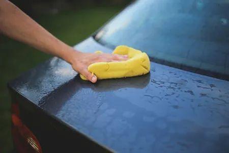 洗车靠下雨经常洗车到底哪个更伤车漆正确的洗车姿势是
