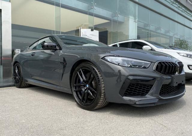首台新款宝马m8轿跑到店20寸轮毂30t动力外形比奥迪a7帅气