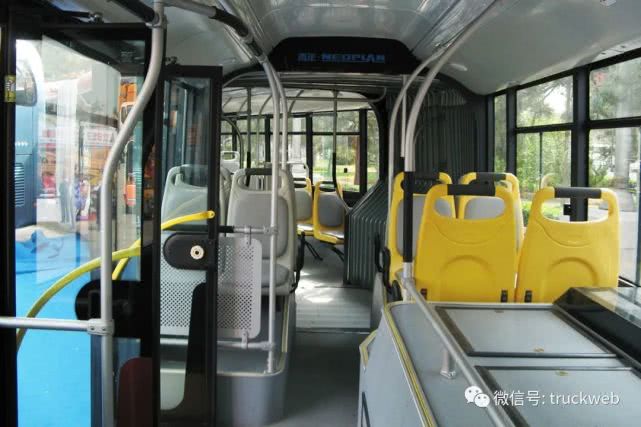 中置man發動機的25米青年jnp6250g雙鉸接公交車可曾見過?