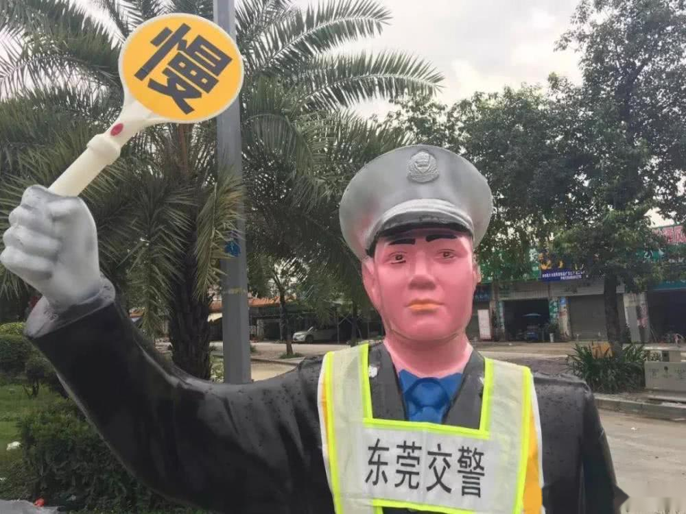 "假交警"成道路公敌?老司机:它往那一站,晚上谁还敢开车?