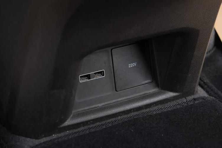 后排除了独立的自动空调外像220v交流电插座也是这类7座suv的核心装备