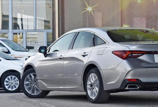 丰田亚洲龙来了!长近5米,209马力 油耗5.8l 8at,比雅阁霸气