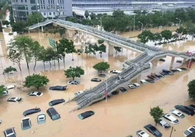 广州突降暴雨多地内涝水浸街车库街道随处可见水泡车