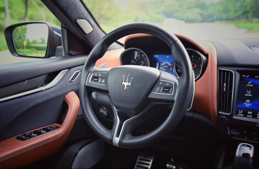 玛莎拉蒂在内饰用料选取方面当然非常讲究:全粒面皮革包覆的座椅手感