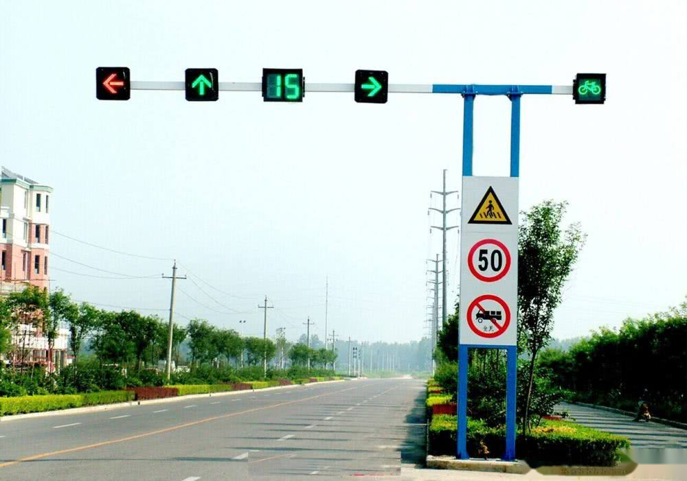 绿灯亮了前车不动后车按喇叭催促不料前车后备箱弹出对联