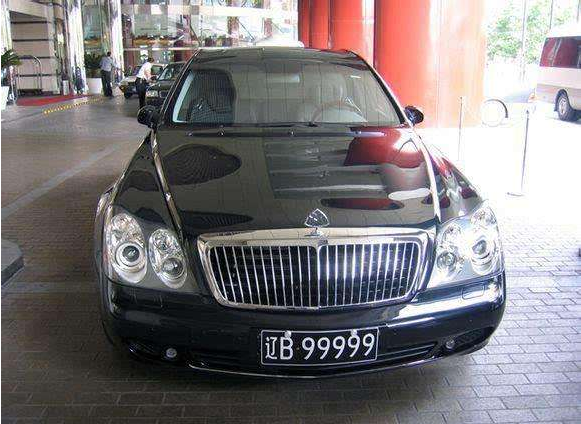 王健林为啥一辆车26年不换在看到车牌后网友是我也不换