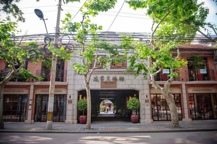 建业里总街的石库门&宝马330i的外观