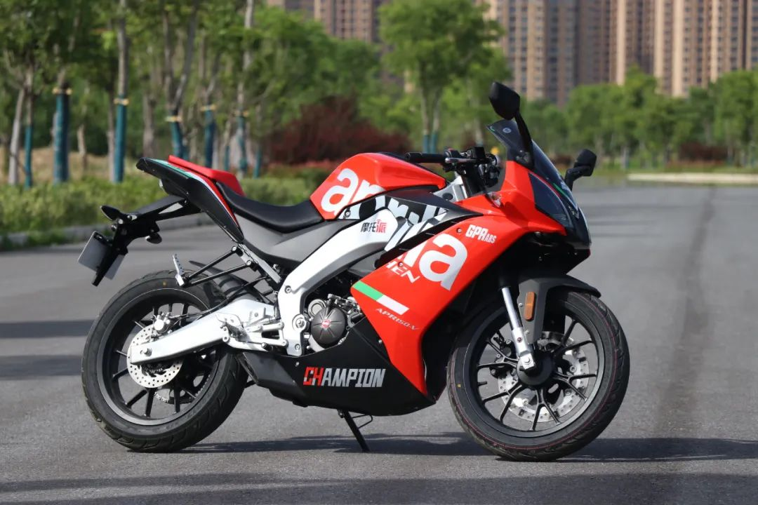 大虾拧车首测2020款阿普利亚gpr150abs还是那个味儿