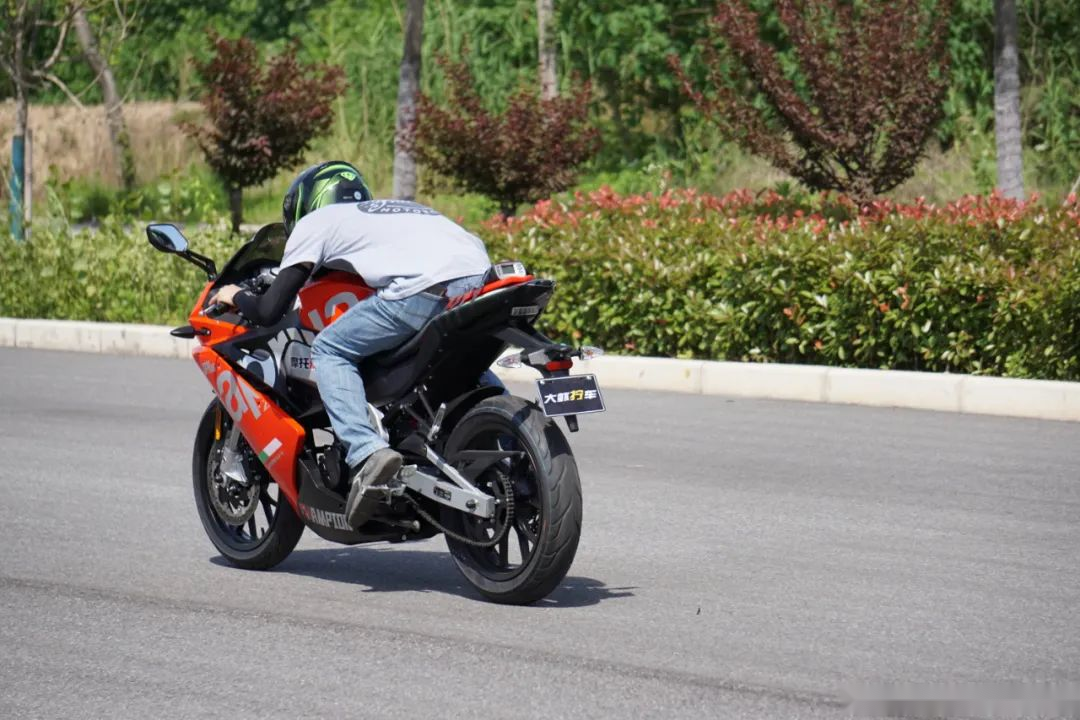 7秒,客观来讲,150cc单缸引擎能够做到这个水准已经算是不错,这比好多