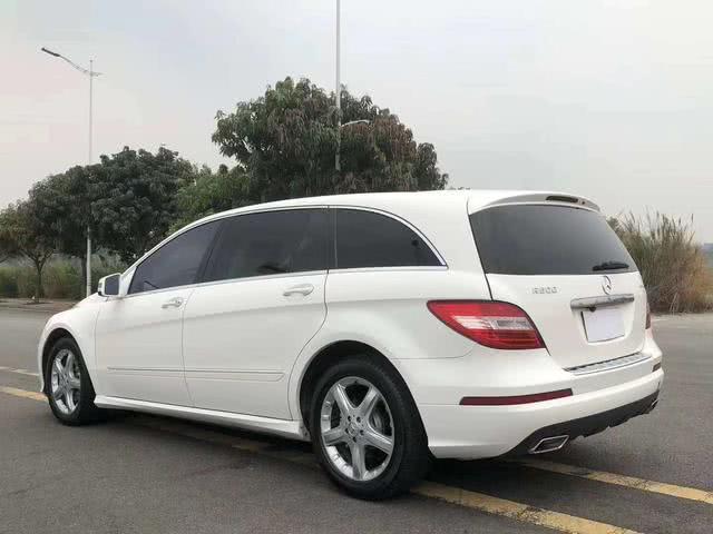 13款奔驰r500售价7.8万,更加强调了车辆外在的运动感