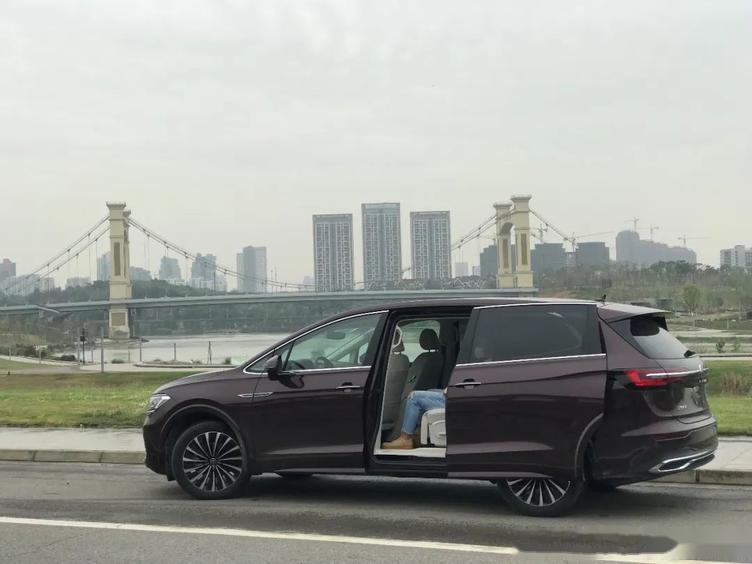 而从产品定位上,奔驰威霆倾向货厢产品,座舱都称高级,尤其是还有9座版