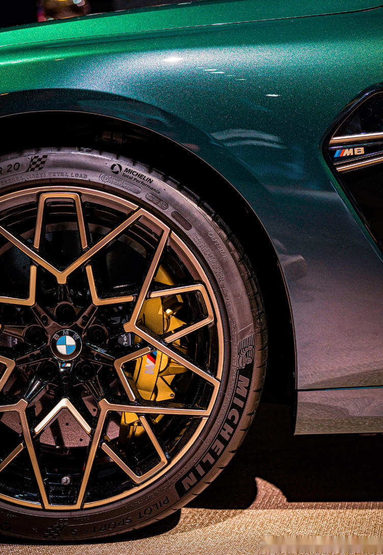 全新宝马m8四门轿跑车首发极光版上市极光钻石绿涂装很漂亮