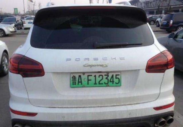 广西一台路虎火了,车牌挂"中国移动"号,网友:可惜有点绿_易车