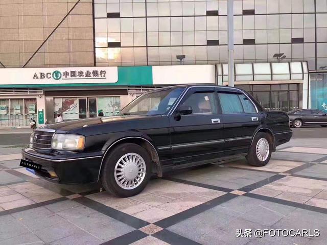 丰田皇冠133实拍 丝绒座椅还带冰箱 香水有点浓 易车