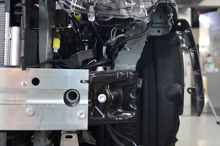 rav4荣放防撞梁_翼子板