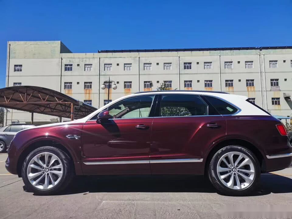 最精致的宾利添越亮相双色车身涂装40t动力加速与卡宴看齐